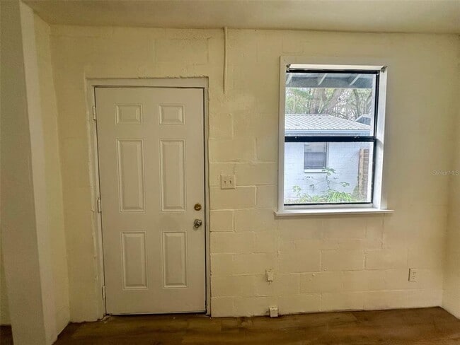 Building Photo - 651 NE Waldo Rd