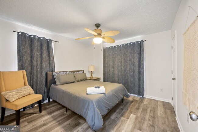 Building Photo - 1954 Woodbine Terrace NE