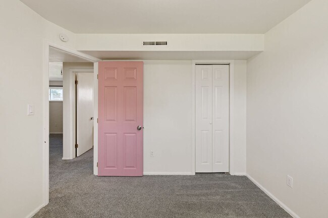 Building Photo - 4 bedroom with large backyard