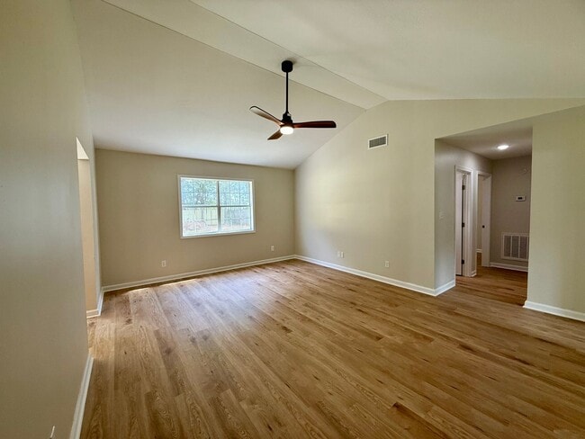 Building Photo - 3 Bedroom/2 Bathroom HOME FOR THE HOLIDAYS...