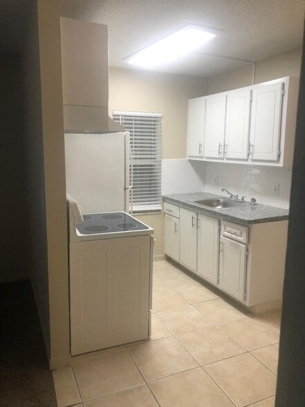 Building Photo - Riverside Manor