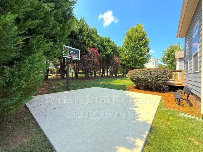 Building Photo - 15007 Skypark Dr