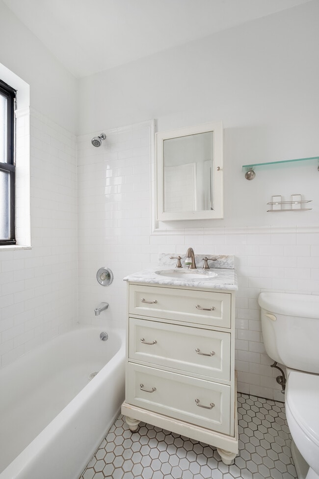 Building Photo - 221 W 82 St