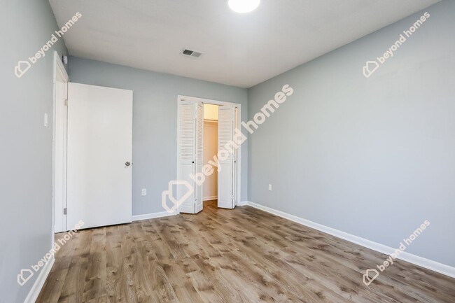 Building Photo - Beautiful 3 Bedroom 2 Bathroom House - Rea...