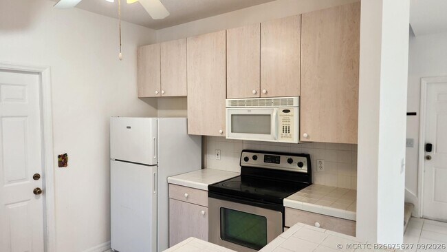 Building Photo - 271 Live Oak Ln