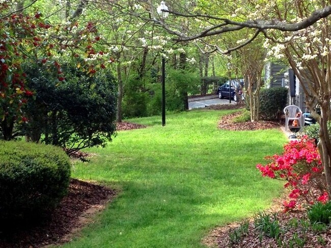 Building Photo - Updated, polished 2br END UNIT in Mill Cre...