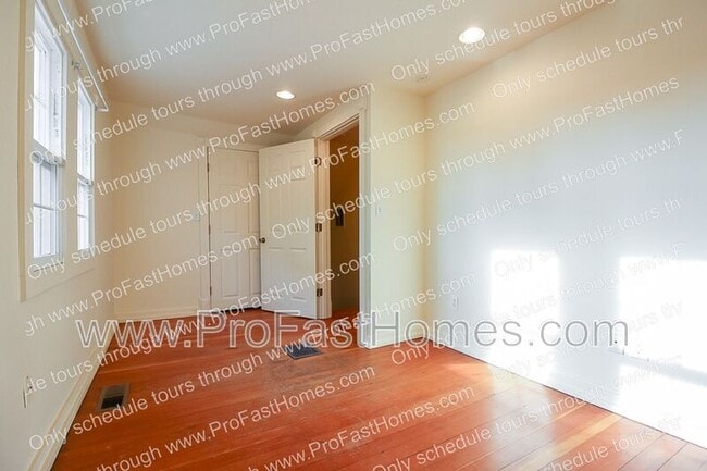 Building Photo - 3232 N Michigan Ave