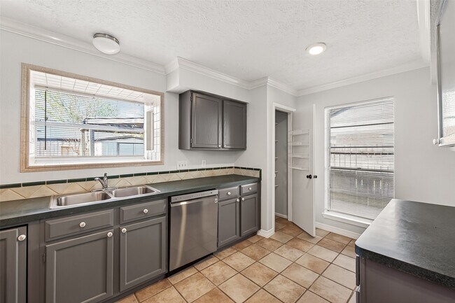 Building Photo - 19531 Woodglen Dr