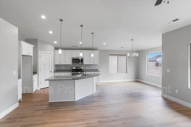 Building Photo - 2261 Tonaquint Dr