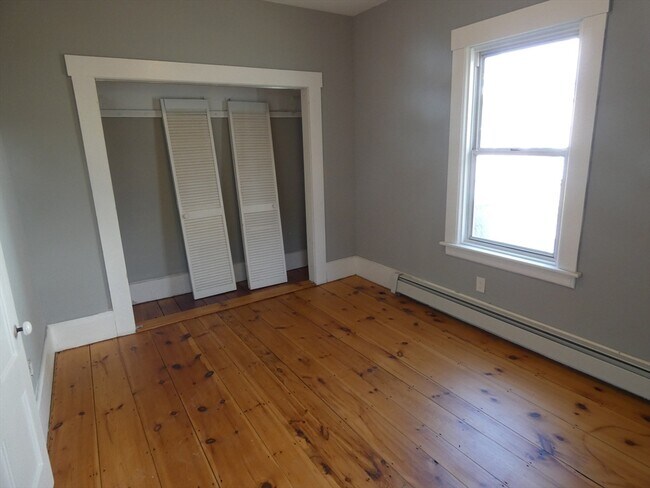 Building Photo - 94 Maple St