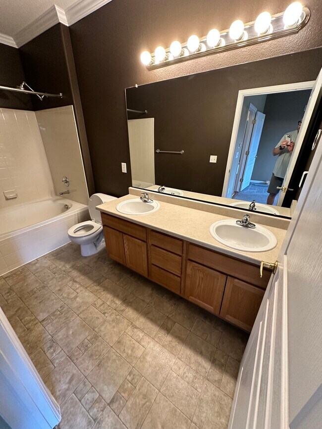 Building Photo - 8035 Lee Dr