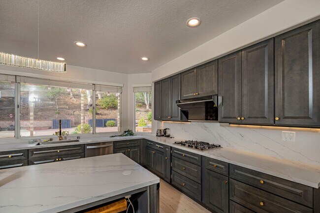 Building Photo - Fully Furnished! Prestige Luxury Single 5bed 3bath House