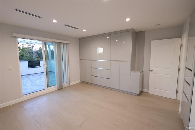 Building Photo - 9315 White Oak Ave