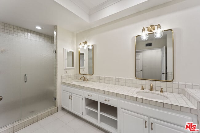 Building Photo - 4338 Redwood Ave