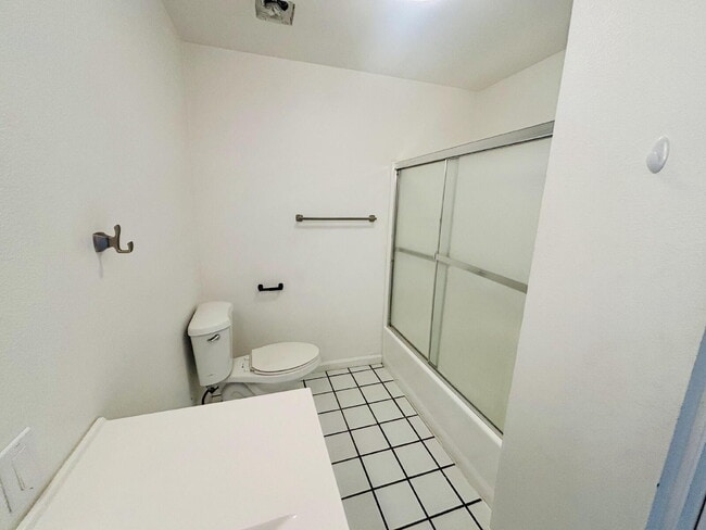 Building Photo - Charming 3-Bedroom with 2 Full Baths on th...