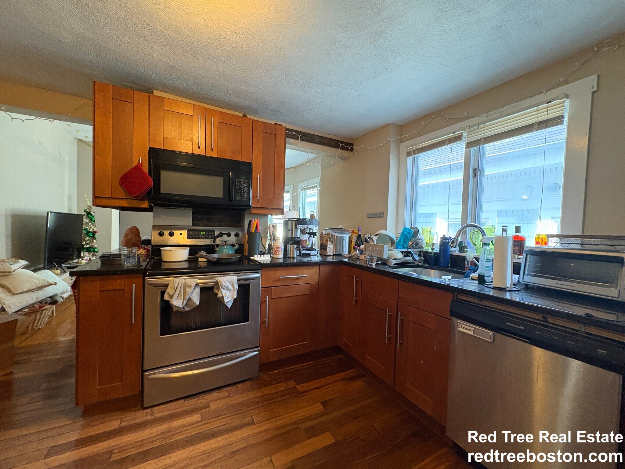 Building Photo - 72 Hillside St