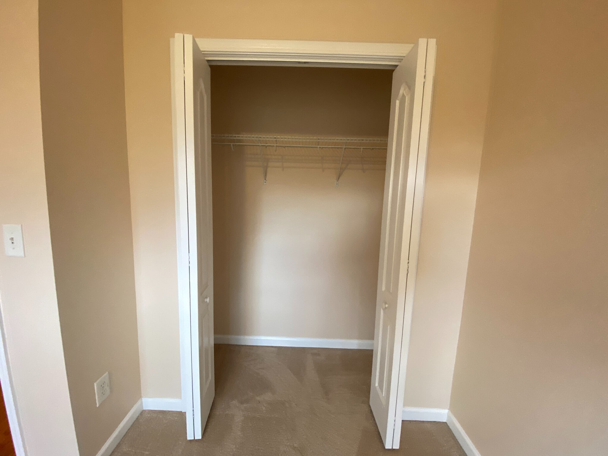 Building Photo - Room in House on Kinsley Pl