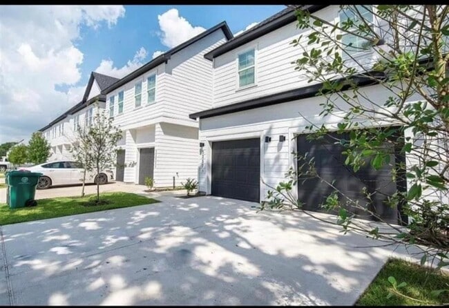 Building Photo - 3233 Real St