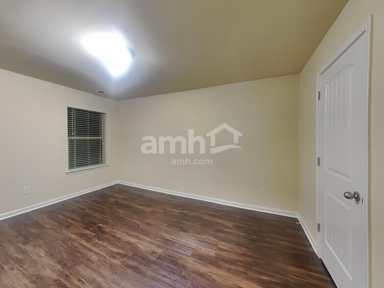 Building Photo - 985 Donington Cir SE