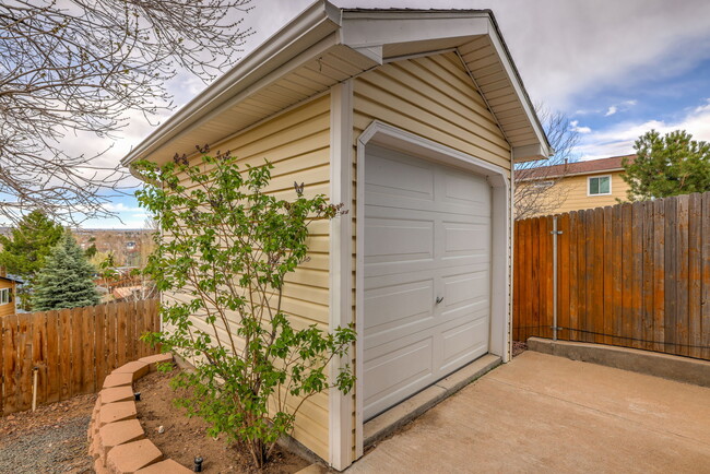 Building Photo - 6674 Chantilly Pl