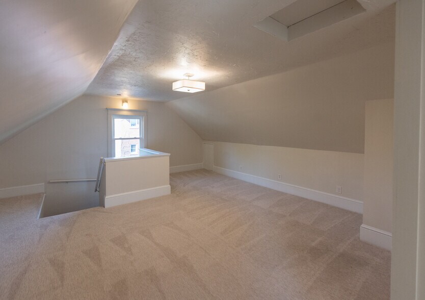 3rd floor living space: 16.5'x18' - 3204 Park Ave
