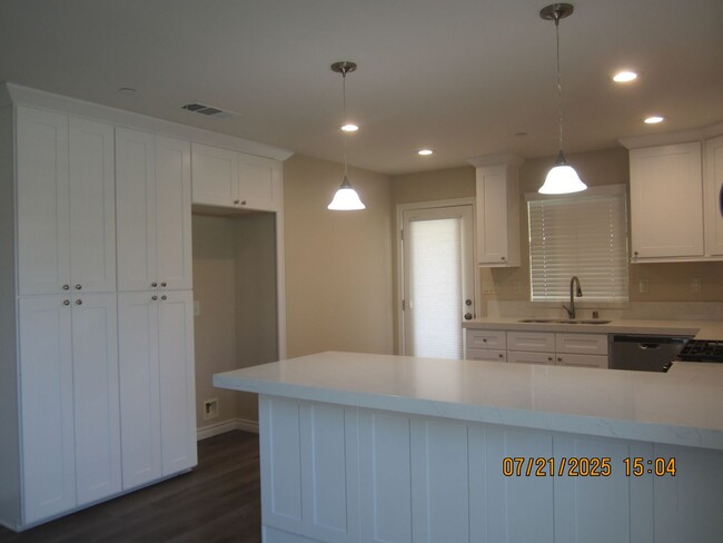Building Photo - Immaculate Single Story Like New