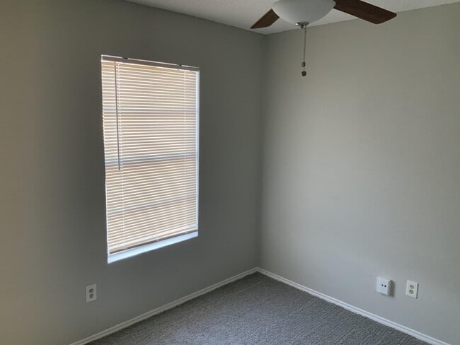 Building Photo - 929 NW Summercrest Blvd