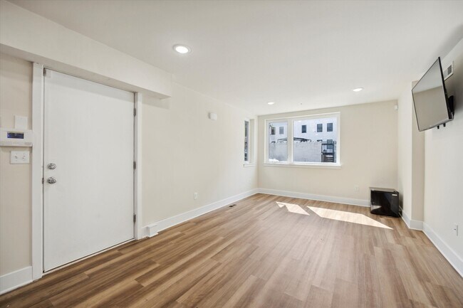 Building Photo - 1519 N Sydenham St