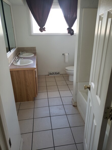 Building Photo - 128 Karlann Dr