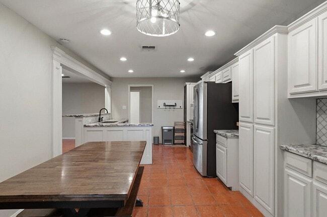 Building Photo - 21 Larkwood Ln