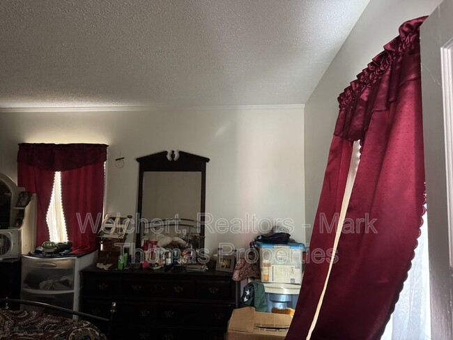 Building Photo - 400 School St