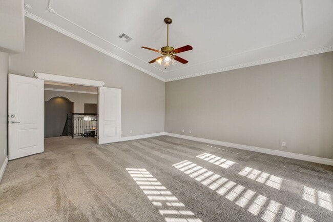 Building Photo - COMING SOON!! $1000 off 1st months Rent Guard-Gated Golf Course Living on the 14th Green!