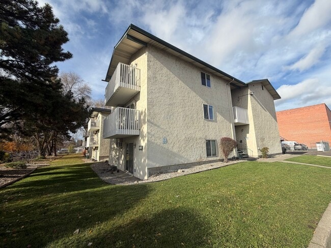 Building Photo - Welcome to Briarwood Apartments!