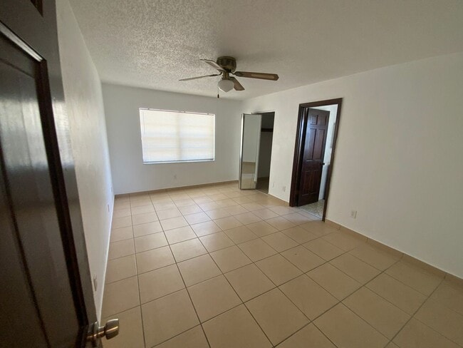Building Photo - Beautiful, 1/2 of duplex close to I-4