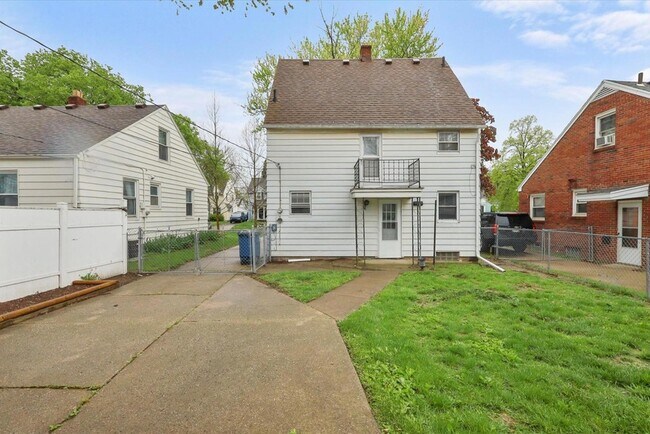 Building Photo - 446 W Capistrano Ave