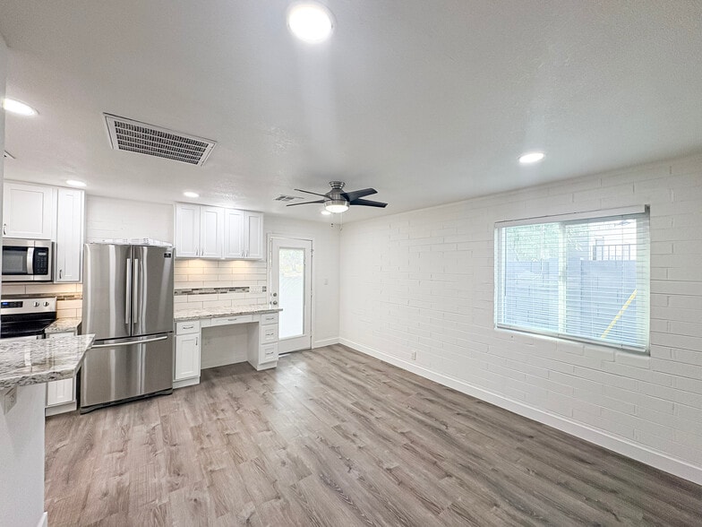 Building Photo - 2737 E Glenrosa Ave