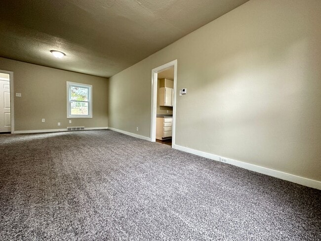 Building Photo - 2 Bedroom with 3 Stall Attached Garage