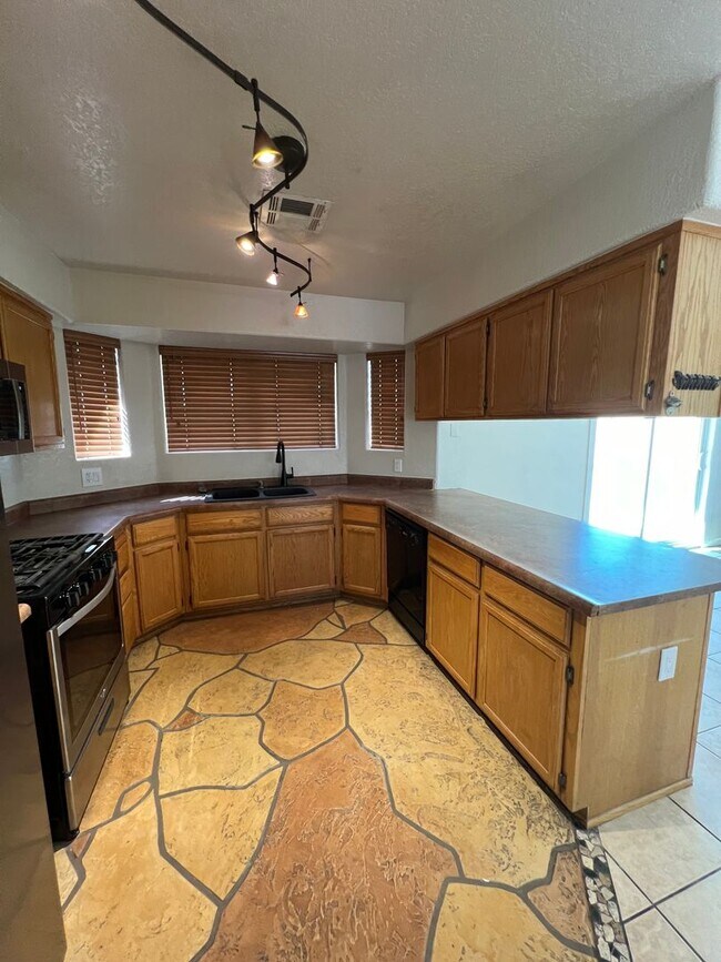Building Photo - 4 BEDROOM POOL & SOLAR HOME!