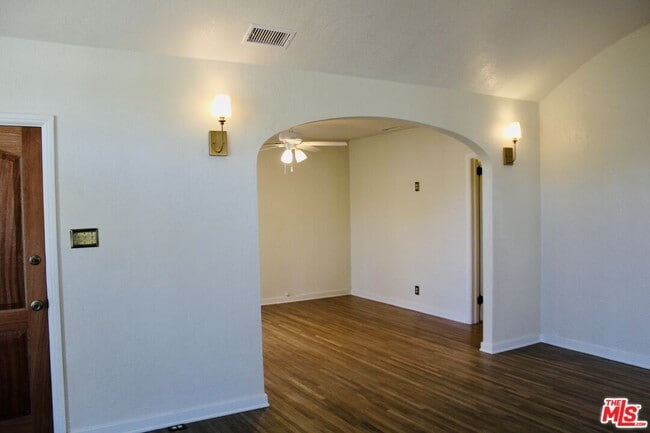 Building Photo - 495 N 8th Ave