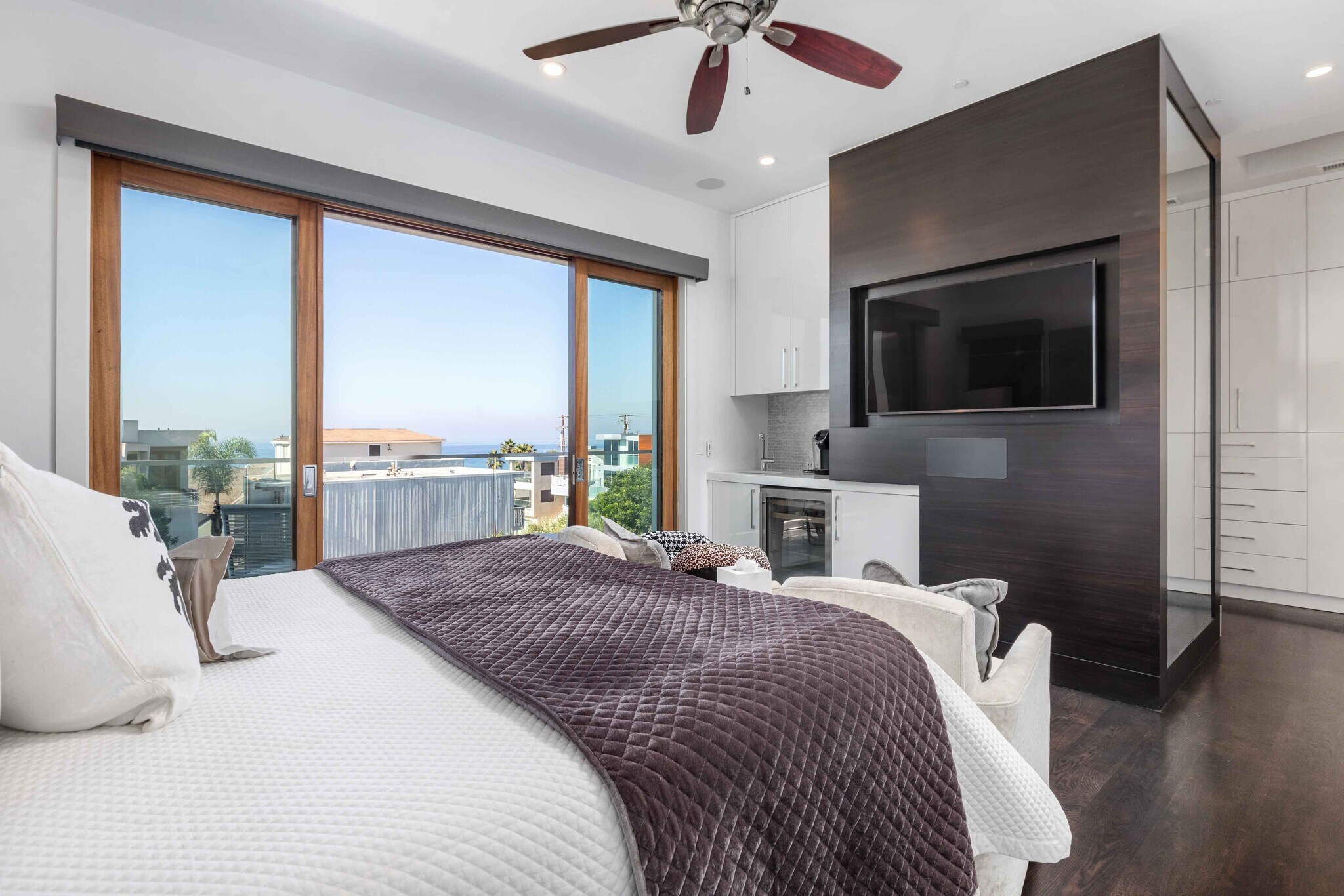 Building Photo - 716 Manhattan Ave