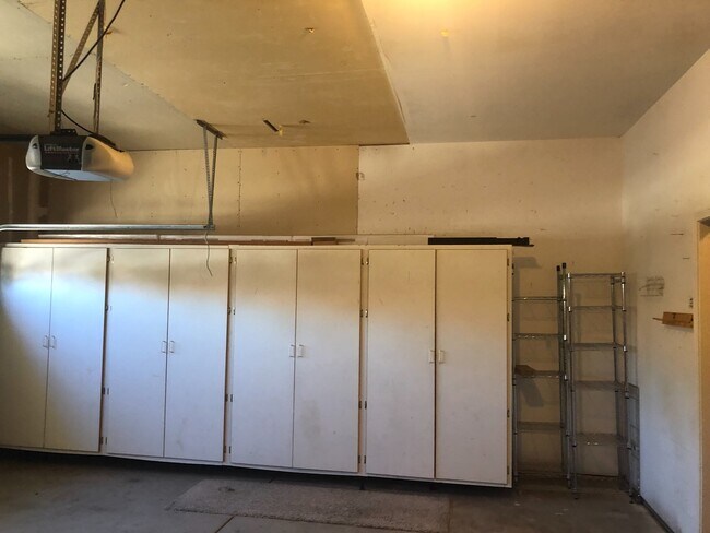 Building Photo - Amazing Single Story Home Located in Rosev...