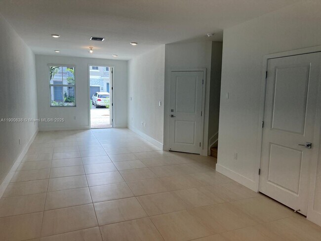 Building Photo - 136 SW 170th Ave