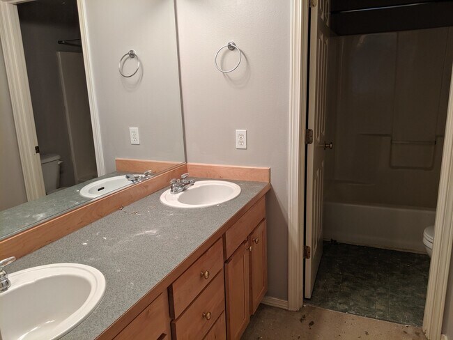 Building Photo - Stunning 2 Story 4 Bed 2.5 Bath Home in Re...