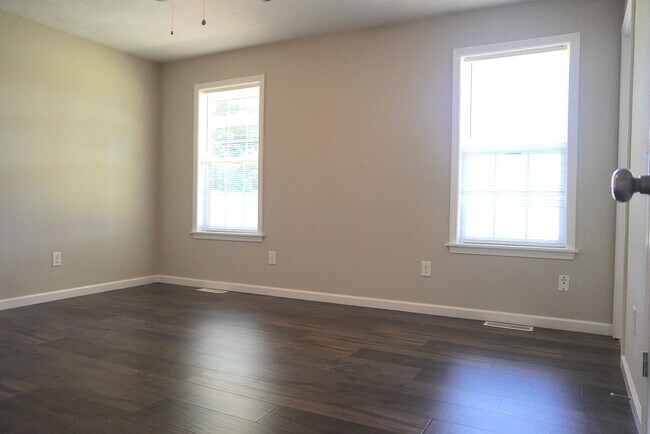 Building Photo - Adorable 3-Bed, 2-Bath Home with 2-Car Garage in Prime Location!