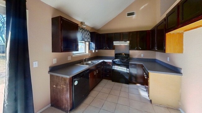 Building Photo - Great back yard Midwest City neighbors!
