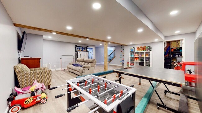 Building Photo - Stunning 4-Bedroom, 3.5-Bath Home with Over 3,800 Sq. Ft. of Ideal Living Space in East Bloomington