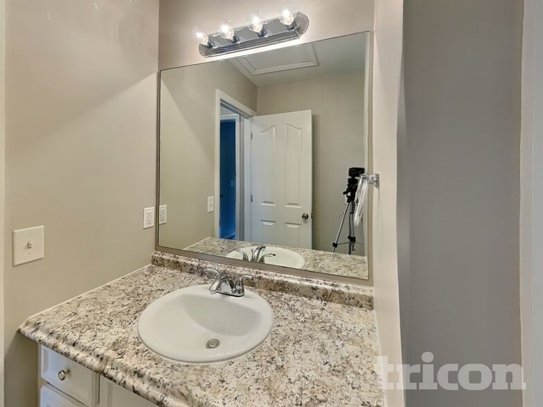 Building Photo - 337 Montclaire Ln