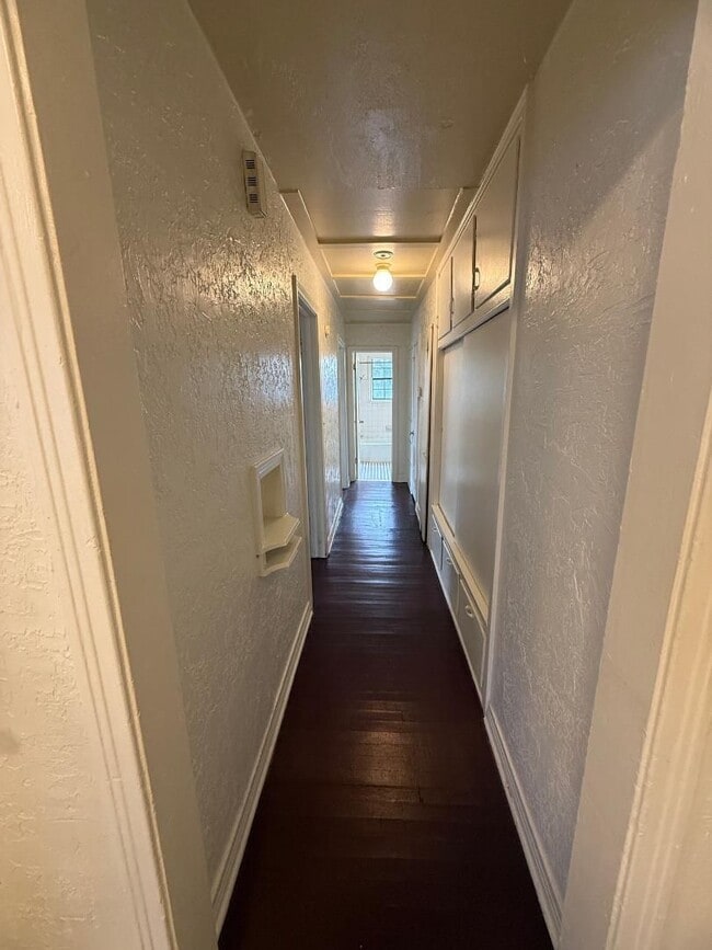 Building Photo - 2 Bed 1 Bath Duplex For Lease NOW!