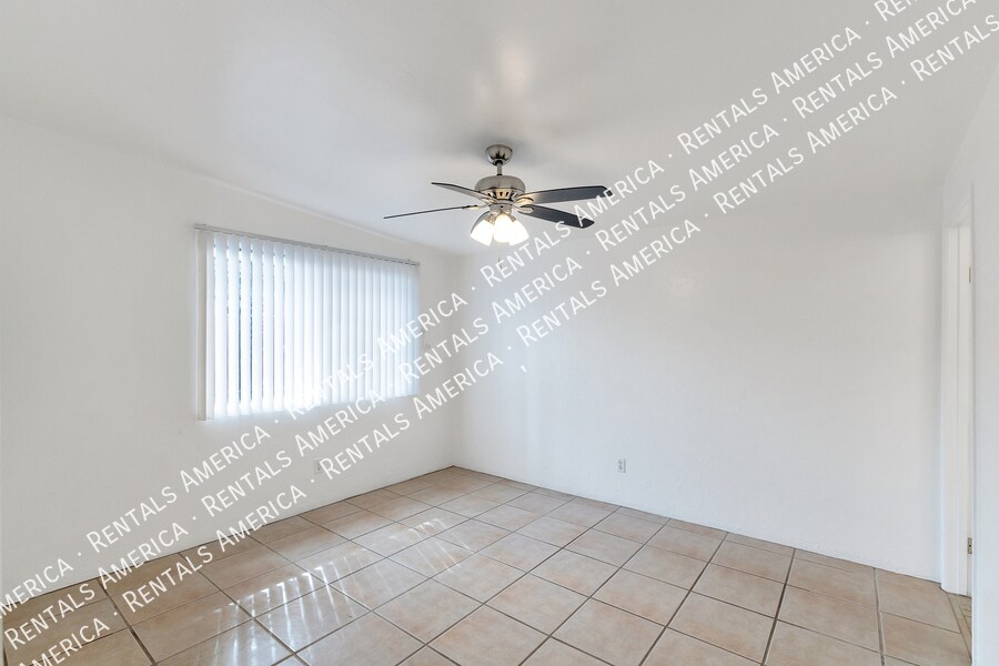 Building Photo - 801 E Holaway Dr