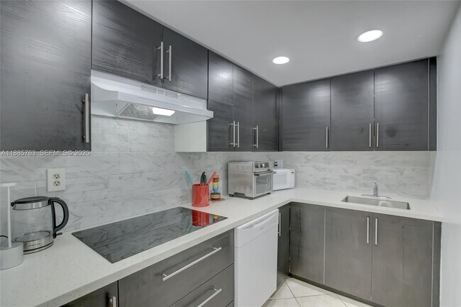 Building Photo - 200 S Birch Rd